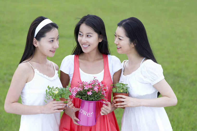 东方人,三个人,伙伴,朋友,站,捧,笑,微笑,露齿笑,横图,室外,白天,正面,裙子,友谊,草地,草坪,美景,植物,叶子,金属制品,亚洲,许多,握,阴影,连衣裙,装饰,盛开,光线,金属,罐子,盆栽,头饰,影子,景观,绿叶,盆景,很多,拿,花蕾,拿着,注视,黄种人,相视,草,花,花瓣,花朵,鲜花,一个,红色,绿色,白色,黑色,阳光,自然,发箍,发饰,瓶子,饰品,花苞,花蕊,观察,看,站着,面对面,嫩叶,景色,握着,生长,单个,成长,头箍,观看,对视,吊带裙,华丽,修饰,点缀,察看,三盆,互视,关注,自然风光,相对,发卡,配饰,相看,衬托,美观,雅致,雅观,友情,年轻女性,女人,女性,亚洲人,长发,直发,叶,叶片,端,端着,捧着,手捧,站立,半身,彩图