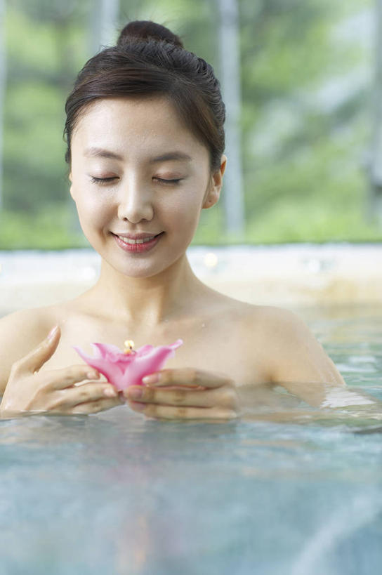 东方人,脸,头,脸颊,手,一个人,坐,闭眼,捧,竖图,室内,特写,白天,正面,按摩,美容,纯洁,植物,窗户,莲花,照明,亚洲,双手,仅一个年轻女性,仅一个女性,仅一个人,护肤,握,阴影,节日,朦胧,模糊,盛开,反射,彩灯,影子,墙,灯光,拿,花蕾,拿着,黄种人,文化,裸露,肩膀,玻璃窗,墙壁,墙面,灯,花,花瓣,花朵,鲜花,树,树木,一个,粉色,绿色,自然,灯具,花苞,花蕊,祈祷,保养,享受,休闲,健康,手部,放松,握着,许愿,SPA水疗,保健,温泉浴场,宗教,花灯,信仰,生长,单个,成长,纪念,祈求,照亮,富贵,神圣,照明设备,裸,纯净,养颜,六月花神,正直,平安,鞭蕖,鞭蓉,芙蕖,菡萏,荷花,六月春,藕花,水旦,水芙蓉,水华,水芸,溪客,年轻女性,女人,女性,亚洲人,头部,脸部,脸蛋,面部,矿泉疗养地,闭眼睛,闭着眼,闭着眼睛,端,端着,捧着,手捧,坐着,半身,彩图,水疗,莲花灯