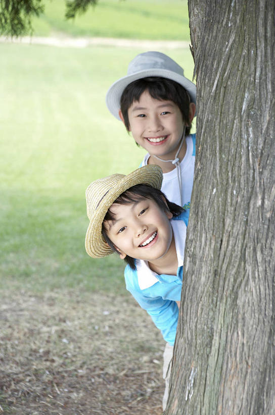 东方人,儿童,两个人,家庭,站,笑,微笑,露齿笑,竖图,室外,白天,正面,纯洁,草地,草坪,美景,植物,帽子,叶子,亚洲,两顶,一棵,弯腰,阴影,服装,朦胧,模糊,光线,纹路,纹理,影子,景观,绿叶,树桩,注视,休闲装,黄种人,草,树,树干,树木,小孩,衣服,蓝色,绿色,阳光,自然,遮阳帽,观察,看,站着,休闲,温暖,温馨,一家人,休闲服,嫩叶,木桩,景色,可爱,童年,童趣,服饰,生长,成长,观看,和睦,察看,关注,自然风光,童真,烂漫,无邪,肌理,弯身,天真,男孩,男人,男性,女孩,女人,女性,亚洲人,孩子,叶,叶片,站立,半身,彩图,融洽,男生,女生