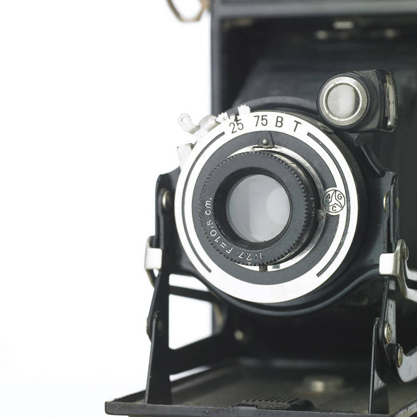 无人,竖图,室内,特写,白天,白色背景,正面,静物,相机,金属制品,阴影,反射,金属,英文,标志,数字,文字,影子,字符,字母,古典,标识,拍照,黑色,数码相机,摄影,阿拉伯数字,影棚,英文字母,一台,经典,双反相机,双反,双镜头反光相机,照相机,彩图,影棚拍摄,拍摄,照相