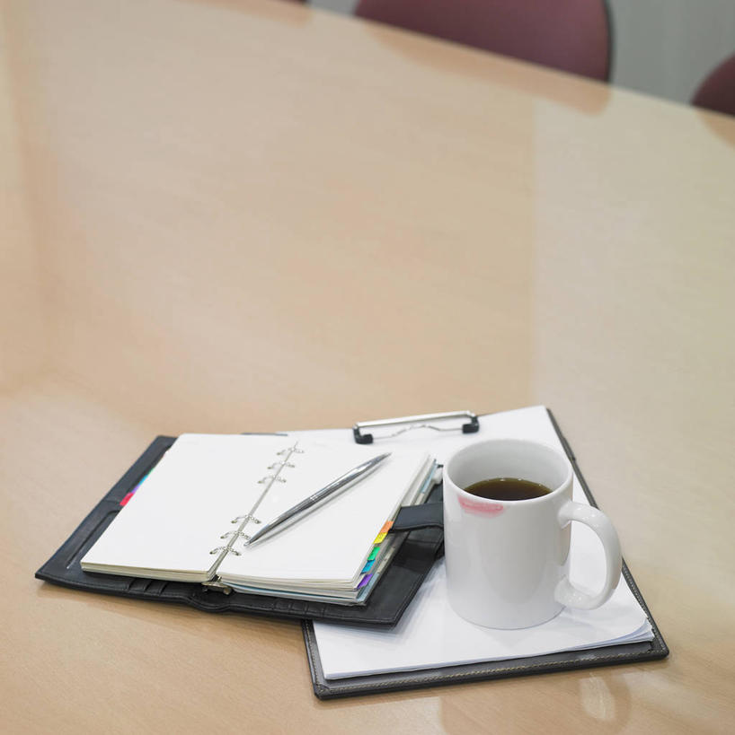 咖啡,无人,办公室,竖图,俯视,室内,特写,白天,幸福,家具,桌子,杯子,椅子,阴影,朦胧,模糊,反射,笔,影子,陶瓷,办公桌,办公用品,记事本,陶瓷制品,娱乐,水笔,文具,饮料,本子,笔记本,会议椅,马克杯,水杯,学习用品,享受,休闲,温馨,放松,乐趣,办公椅,文具用品,提神,舒适,醒脑,记录板,活页本,记事板,便签本,办公家具,软饮料,商务椅,培训椅,活页夹,彩图,高角度拍摄,日记本,活页夹记事本