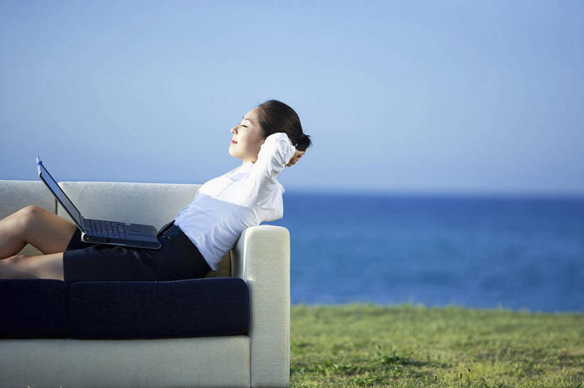 东方人,一个人,商务人士,商务女性,坐,闭眼,笑,微笑,露齿笑,横图,室外,白天,侧面,电脑,笔记本电脑,草地,草坪,海浪,海洋,植物,沙发,亚洲,仅一个年轻女性,仅一个女性,仅一个人,抱头,阴影,套装,光线,网络,影子,浪花,水平线,辽阔,海平线,黄种人,通讯设备,草,蓝色,绿色,蓝天,天空,阳光,海水,天,靠,靠着,广阔,晴朗,一望无际,双手抱头,无线,通信设备,商务装,无线网络,海景,布艺沙发,无线上网,便携式电脑,工薪阶层,万里无云,捧首,捧头,无边无际,一马平川,三人沙发,手提电脑,年轻女性,女人,女性,亚洲人,白领,上班族,大海,风浪,海,海水的波动,近岸浪,涌浪,晴空,晴空万里,闭眼睛,闭着眼,闭着眼睛,抬头,仰头,坐着,半身,彩图,水天相接,水天一线