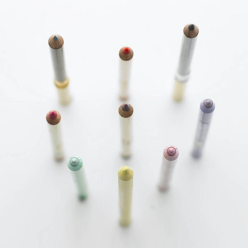 无人,竖图,俯视,室内,特写,白天,白色背景,化妆,美容,时尚,静物,一排,许多,朦胧,模糊,整齐,很多,排列,彩妆,眼线笔,摄影,影棚,美容工具,队列,化妆工具,彩图,高角度拍摄,影棚拍摄,拍摄