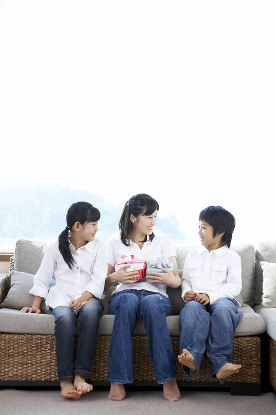 东方人,儿童,中年人,三个人,家庭,母亲,女儿,儿子,坐,笑,说,微笑,露齿笑,竖图,室内,白天,正面,讨论,纯洁,山,山脉,植物,窗户,落地窗,沙发,礼盒,礼物,亚洲,阴影,光线,影子,纸盒,山峰,山峦,注视,黄种人,玻璃窗,盒子,树,树木,两个,小孩,绿色,灰色,阳光,自然,包装盒,礼品盒,群山,观察,看,温暖,温馨,母女,母子,一家人,可爱,母爱,童年,童趣,礼品,生长,成长,观看,和睦,察看,关注,布艺沙发,童真,烂漫,无邪,交流,天真,三人沙发,男孩,男人,男性,女孩,女人,女性,中年女性,亚洲人,孩子,沟通,讲话,交谈,商讨,说话,谈话,坐着,彩图,全身,融洽,男生,女生