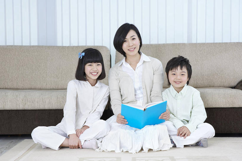 东方人,儿童,中年人,三个人,家庭,母亲,女儿,儿子,坐,笑,微笑,露齿笑,横图,室内,白天,正面,纯洁,窗户,窗帘,地毯,沙发,书籍,亚洲,一本,握,阴影,装饰,编织,反射,影子,手工艺品,织物,拿,拿着,注视,黄种人,玻璃窗,小孩,蓝色,帘子,书本,工艺品,观察,看,温暖,温馨,母女,母子,一家人,遮阳,可爱,母爱,童年,童趣,握着,观看,华丽,修饰,点缀,和睦,察看,关注,布艺沙发,童真,烂漫,无邪,衬托,美观,雅致,雅观,天真,三人沙发,男孩,男人,男性,女孩,女人,女性,中年女性,亚洲人,孩子,书,图书,坐着,彩图,全身,融洽,男生,女生