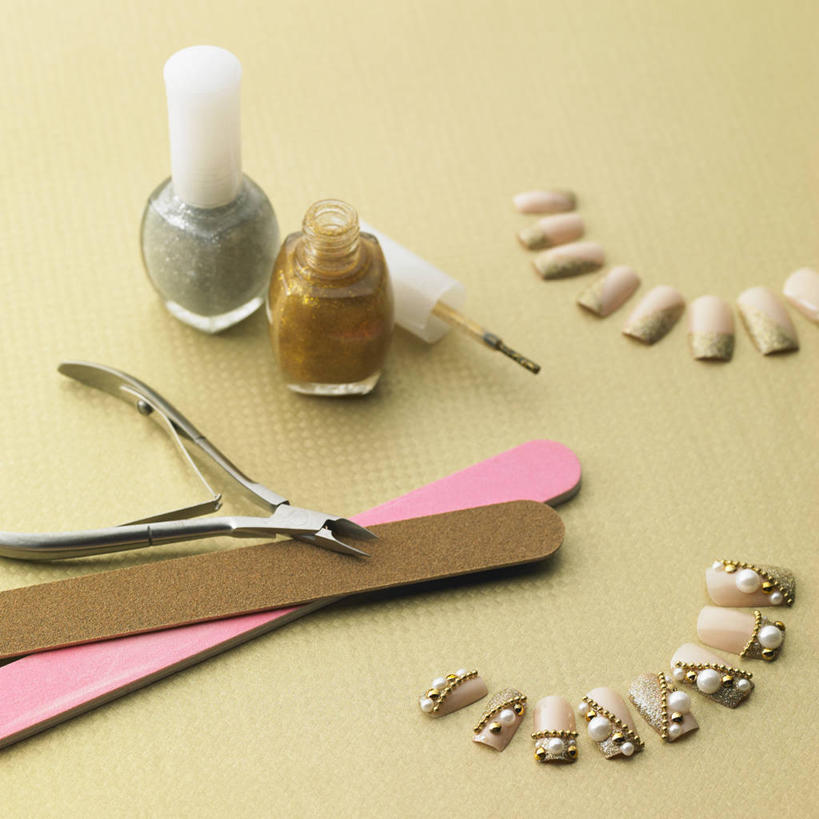 无人,方图,俯视,室内,特写,白天,静物,金属制品,两瓶,许多,黄色背景,朦胧,模糊,装饰,金属,工具,罐子,剪刀,银色,很多,指甲油,玻璃制品,玻璃瓶,化妆刷,瓶子,刷子,金色,美甲,摄影,影棚,华丽,修饰,点缀,剪子,美容工具,指甲刷,化妆工具,假指甲,衬托,美观,雅致,雅观,美甲工具,指甲剪,彩图,高角度拍摄,影棚拍摄,拍摄,贴片指甲,贴片甲,水晶甲