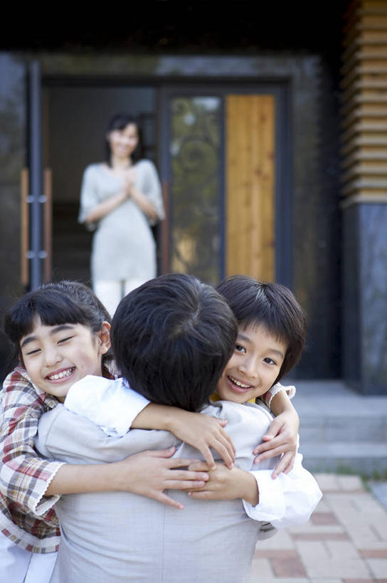 东方人,儿童,中年人,背部,四个人,家庭,夫妻,母亲,父亲,女儿,儿子,站,蹲,抱,笑,微笑,露齿笑,竖图,室外,白天,正面,爱情,纯洁,楼梯,门,亚洲,阴影,朦胧,模糊,光线,影子,大门,阶梯,浪漫,注视,黄种人,台阶,小孩,阳光,门框,观察,看,站着,温暖,温馨,父女,父子,母女,母子,一家人,恩爱,父爱,可爱,母爱,童年,童趣,恋人,抱着,观看,和睦,察看,搂着,关注,前门,童真,宅院,烂漫,无邪,天真,男孩,男人,男性,女孩,女人,女性,中年男性,中年女性,亚洲人,孩子,夫妇,情侣,蹲着,怀抱,搂,搂抱,相抱,拥抱,站立,半身,彩图,宅门,伴侣,融洽,男生,女生