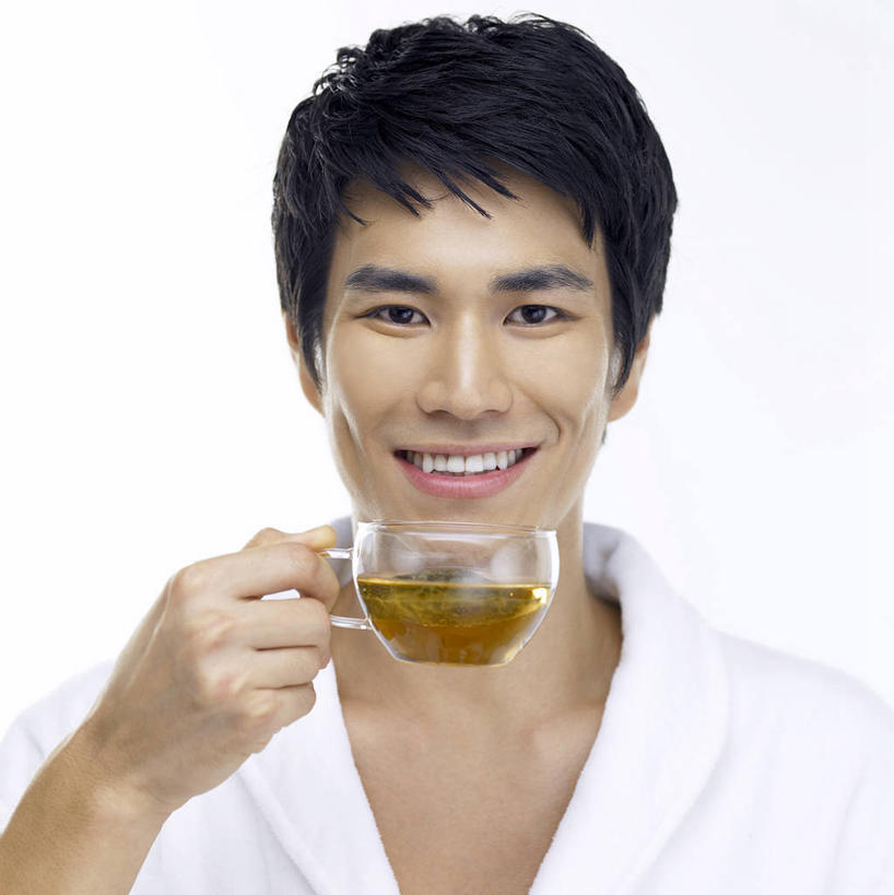 东方人,一个人,站,笑,微笑,露齿笑,竖图,室内,白天,白色背景,正面,浴袍,幸福,茶,杯子,亚洲,仅一个男性,仅一个人,握,阴影,反射,影子,茶叶,一杯,拿,拿着,注视,黄种人,娱乐,茶水,仅一个年轻男性,一个,水杯,观察,看,站着,享受,休闲,温馨,放松,乐趣,握着,摄影,影棚,单个,观看,察看,提神,舒适,关注,醒脑,男人,男性,年轻男性,亚洲人,茶杯,站立,半身,彩图,影棚拍摄,汤帷子,浴衣,拍摄