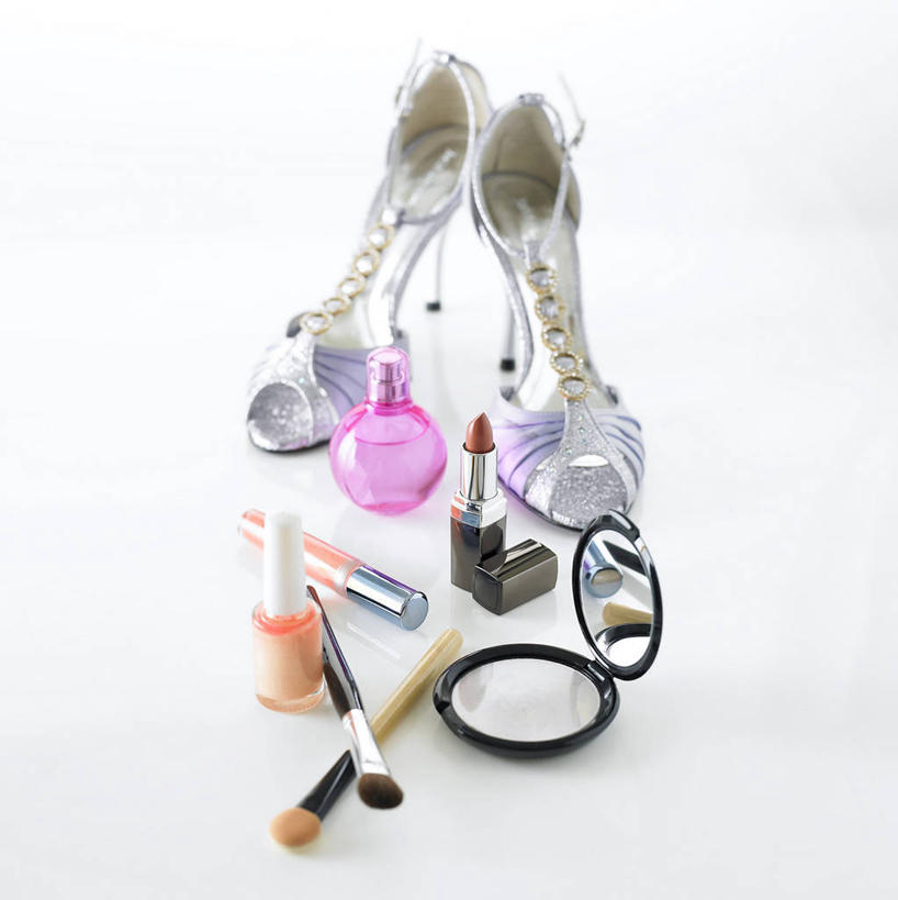 无人,竖图,俯视,室内,特写,白天,高跟鞋,时尚,镜子,静物,鞋子,装饰,芳香,香气,刷,指甲油,唇膏,化妆品,化妆刷,刷子,口红,品味,香水,优雅,华丽,气味,修饰,点缀,镜像,美容工具,高雅,化妆用品,镜面,芬芳,时髦,唇蜜,彩妆刷,化妆工具,衬托,美观,雅致,雅观,除臭,时兴,唇棒,彩图,高角度拍摄