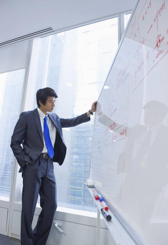 东方人,一个人,商务人士,商务男性,高楼大厦,站,竖图,室内,白天,正面,衬衫,办公楼,窗户,落地窗,大厦,建筑,摩天大楼,写字楼,照明,亚洲,仅一个男性,仅一个人,一块,阴影,套装,时间,反射,英文,笔,标志,时钟,手表,文字,影子,字符,字母,灯光,办公用品,领带,计时,黄种人,标识,顶灯,玻璃窗,灯,文具,仅一个年轻男性,白板,黑板擦,学习用品,灯具,钟表,楼宇,扶,站着,思考,表,商务楼,四支,英文字母,腕表,文具用品,照亮,扶着,象征,庄重,照明设备,商务装,身份,记录板,工薪阶层,记事板,正式,地位,思虑,韩语,粉笔擦,男人,男性,年轻男性,亚洲人,白领,上班族,钟,站立,半身,彩图,衬衣,大楼,高层建筑,高楼,摩天楼,朝鲜语,韩国语