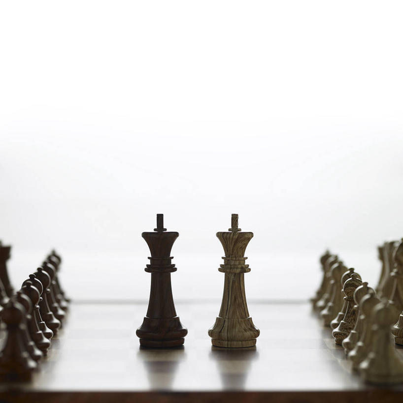 无人,传教士,竖图,俯视,室内,特写,白天,白色背景,游戏,快乐,比赛,竞争,马,静物,一排,阴影,朦胧,模糊,整齐,并列,并排,反射,影子,城堡,玩,娱乐,骑士,车,排列,象棋,休闲,国际象棋,益智,摄影,影棚,活动,国王,队列,发泄,消遣,智力,平行,皇后,宣泄,主教,象,玩耍,嬉戏,彩图,高角度拍摄,影棚拍摄,拍摄,兵,后,近卫军,王