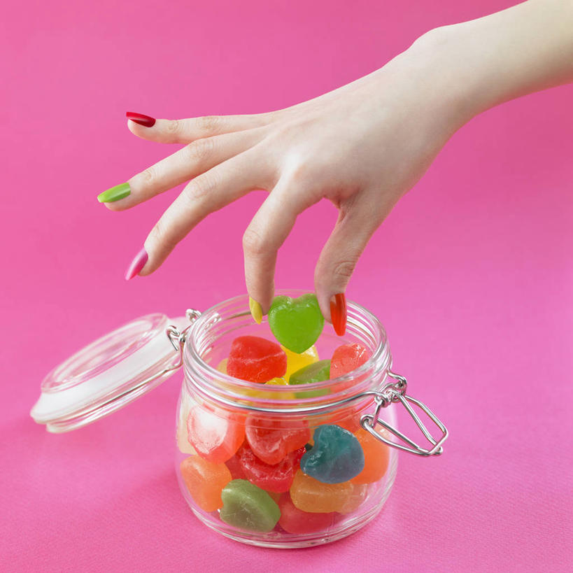 东方人,手,一个人,方图,俯视,彩色,室内,特写,白天,亚洲,仅一个年轻女性,仅一个女性,仅一个人,握,阴影,粉色背景,反射,罐子,影子,食品,糖,糖果,甜点,甜品,软糖,拿,拿着,黄种人,玻璃制品,食物,玻璃瓶,瓶子,甜食,手部,美甲,握着,摄影,影棚,单手,一罐,年轻女性,女人,女性,亚洲人,半身,彩图,高角度拍摄,影棚拍摄,拍摄,果汁软糖,贴片指甲,贴片甲,水晶甲