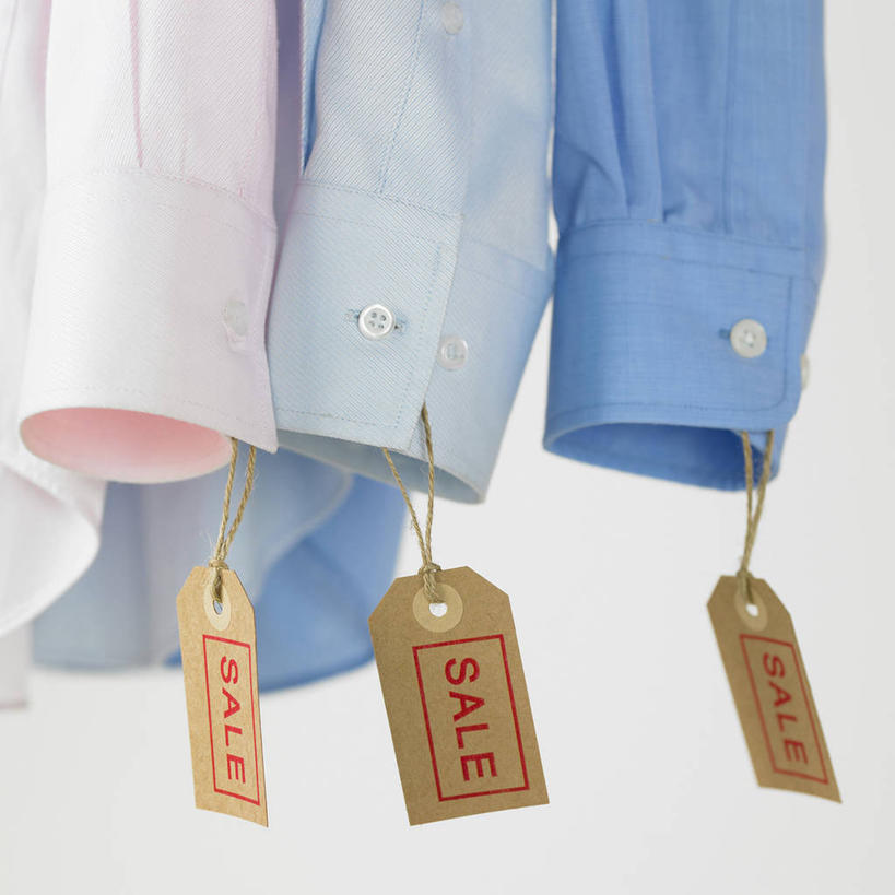 无人,方图,室内,特写,白天,白色背景,正面,衬衫,静物,阴影,朦胧,模糊,反射,英文,标签,标志,文字,影子,字符,字母,领带,标识,粉色,蓝色,三件,摄影,影棚,英文字母,象征,庄重,身份,正式,地位,彩图,影棚拍摄,衬衣,拍摄