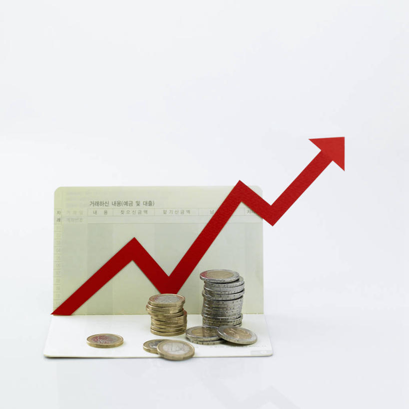 无人,方图,俯视,室内,特写,白天,白色背景,钱,静物,一堆,许多,堆叠,堆积,标志,钱币,文字,字符,字母,很多,方向,标识,箭头,储蓄,存钱,金融,理财,摄影,影棚,韩币,经济,堆,存折,指向,资金,存款,流通,贸易,簇,韩语,货币,现金,硬币,彩图,高角度拍摄,影棚拍摄,拍摄,朝鲜语,韩国语,圜,存款簿