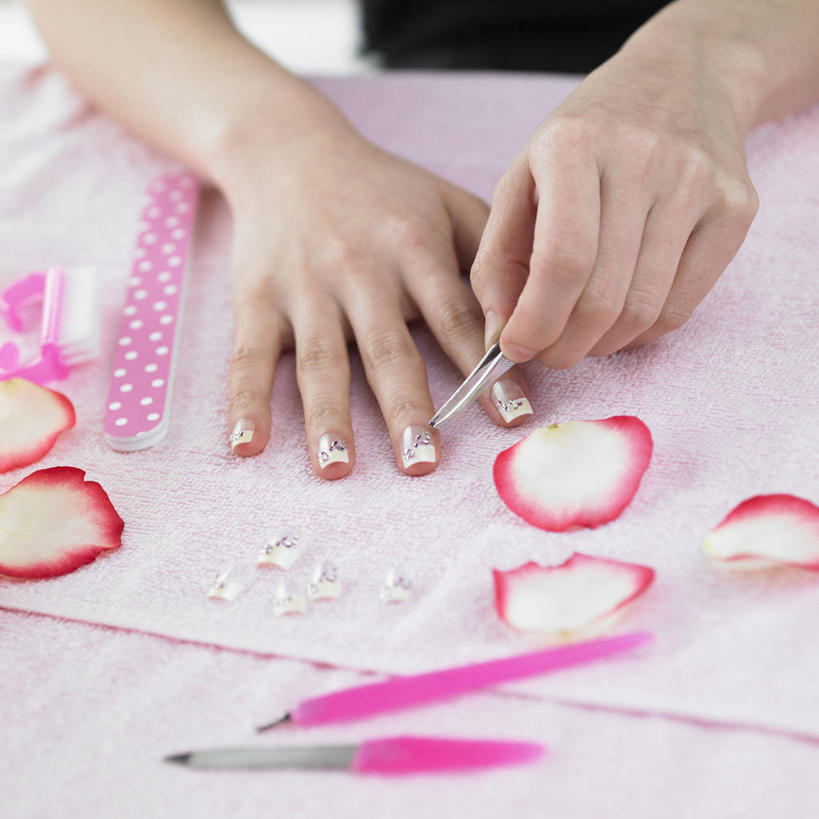 东方人,手,一个人,方图,俯视,室内,特写,白天,金属制品,亚洲,双手,仅一个年轻女性,仅一个女性,仅一个人,握,金属,工具,拿,指甲油,拿着,黄种人,手部,美甲,握着,锉刀,钳工工具,锉子,年轻女性,女人,女性,亚洲人,半身,彩图,高角度拍摄,贴片指甲,贴片甲,水晶甲