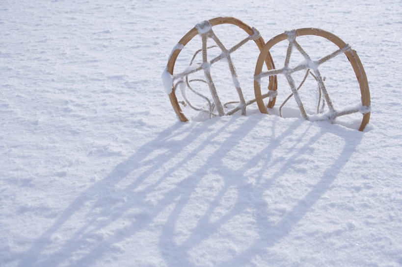 无人,横图,俯视,室外,白天,旅游,度假,美景,雪,大雪,阴影,光线,木制,影子,积雪,景观,雪景,冬季,冬天,娱乐,运动器械,阳光,自然,木制品,享受,休闲,健身器械,景色,放松,寒冷,滑雪鞋,自然风光,健身器材,滑雪装备,严寒,彩图,高角度拍摄,运动器材