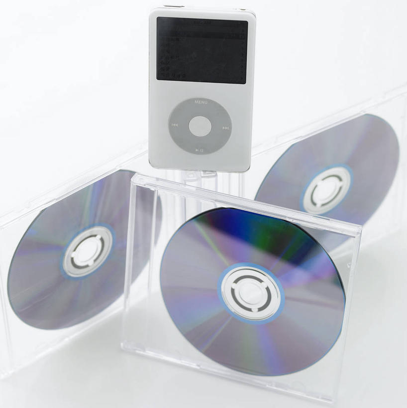 无人,竖图,俯视,室内,特写,白天,陶醉,快乐,数据,静物,阴影,灰色背景,反射,信息,光盘,影子,光碟,三张,音乐,音乐播放器,存储介质,一个,白色,随身听,享受,摄影,影棚,单个,碟片,存储,CD光盘,CD唱片,CD光碟,彩图,高角度拍摄,影棚拍摄,拍摄,ipod播放器,播放器,沉醉