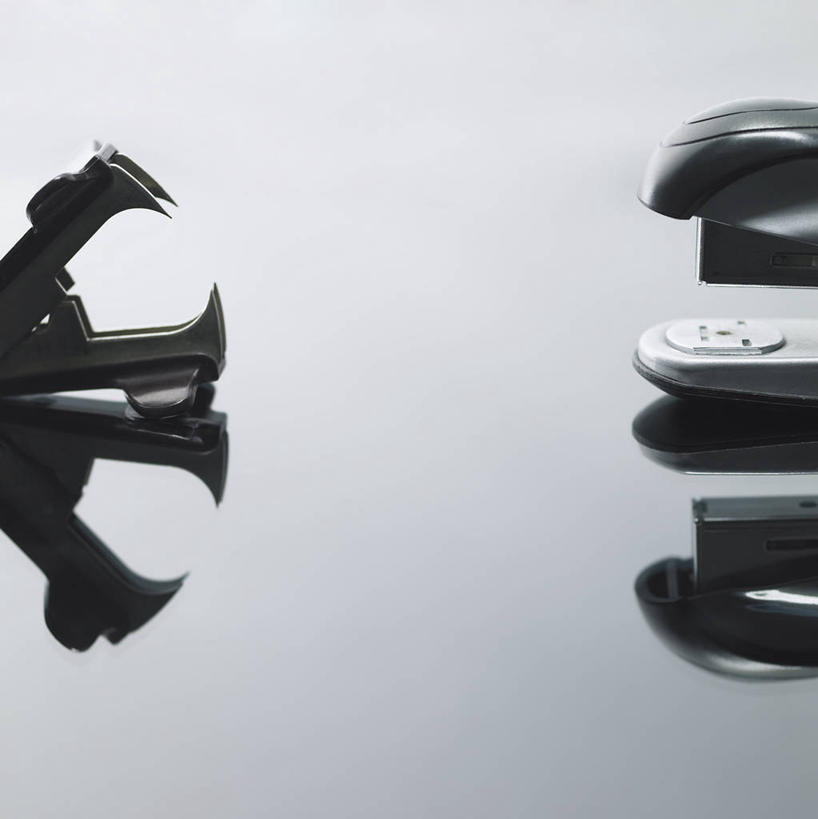 无人,竖图,室内,特写,白天,正面,桌子,静物,连接,阴影,灰色背景,组合,反射,影子,办公用品,订书机,书桌,一个,倒影,课桌,摄影,影棚,单个,链接,倒映,装订,拼接,杠杆,拼凑,订书器,拼合,凑集,聚合,撮合,链结,缝合,反照,彩图,影棚拍摄,拍摄