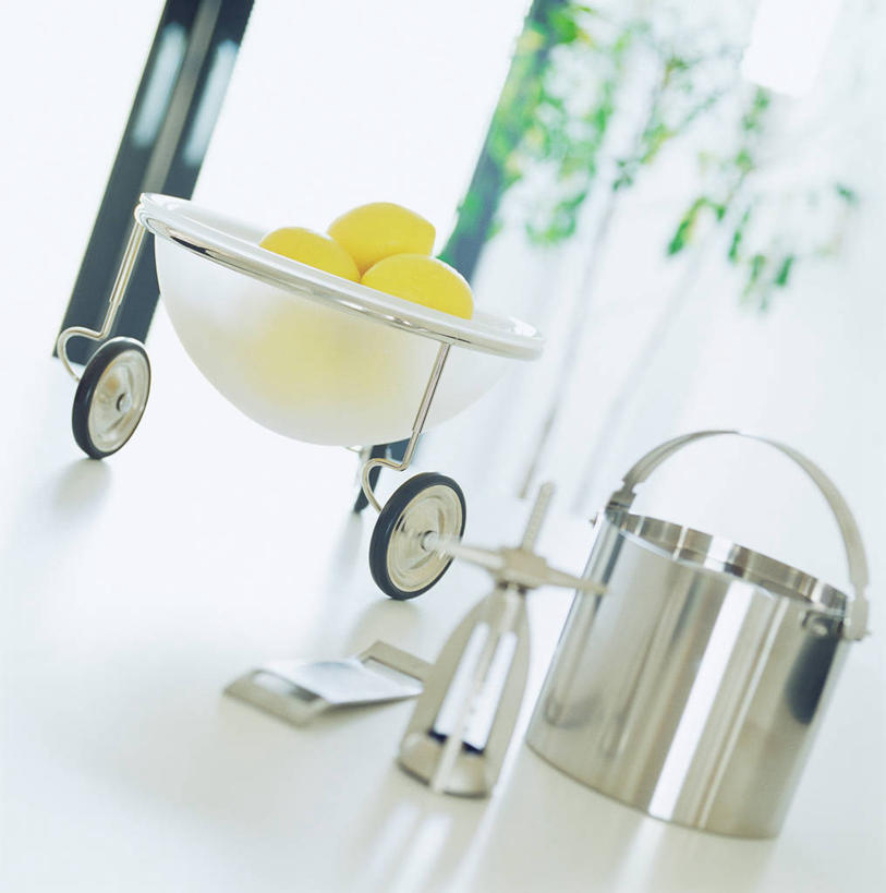 无人,竖图,室内,特写,白天,正面,烹饪,餐桌,桌子,柠檬,厨具,水果,金属制品,一把,一堆,许多,阴影,堆叠,堆积,朦胧,模糊,新鲜,反射,金属,工具,锅子,影子,陶瓷,生食,食品,果实,刀具,陶瓷制品,很多,锅,食物,一个,容器,碗,刀,有机食品,绿色食品,单个,餐台,锅具,储藏,堆,储存,削皮器,烹饪用具,去皮,烹调用具,益母果,柠果,烹调,彩图,贮存