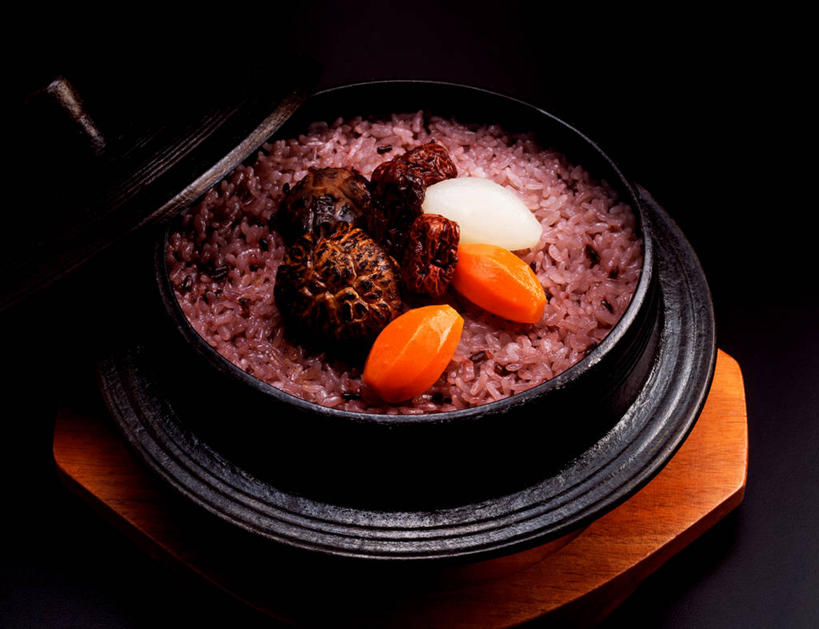 拌饭,无人,横图,俯视,室内,特写,白天,烹饪,餐桌,桌子,蔬菜,餐具,厨具,一堆,阴影,堆叠,堆积,黑色背景,新鲜,反射,碟子,锅子,盘,石锅,影子,菌菇,料理,食品,韩式,菌类,锅,菜肴,美食,食物,一个,黑色,盘子,碟,食用菌,摄影,佳肴,有机食品,绿色食品,影棚,单个,餐台,锅具,堆,真菌,韩国料理,韩国菜,韩式料理,烹饪用具,烹调用具,烹调,彩图,高角度拍摄,影棚拍摄,拍摄,韩国拌饭,韩式拌饭