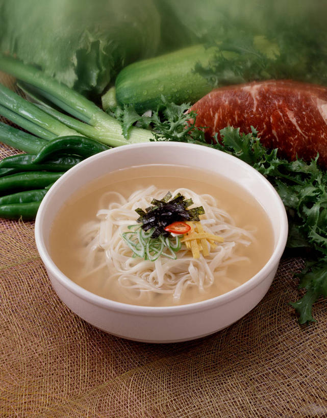 面食,面条,无人,竖图,俯视,室内,特写,白天,烹饪,餐桌,桌子,蔬菜,一堆,阴影,堆叠,堆积,朦胧,模糊,新鲜,反射,木制,影子,青椒,肉,牛肉,料理,食品,韩式,菜肴,美食,肉类,食物,木制品,佳肴,有机食品,绿色食品,餐台,堆,汤面,韩国料理,肉食,韩国菜,韩式料理,大椒,菜椒,甜椒,柿子椒,灯笼椒,彩图,高角度拍摄