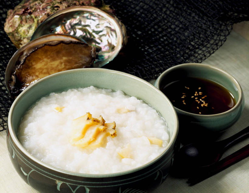 海鲜,无人,横图,俯视,室内,特写,白天,烹饪,早餐,餐桌,桌子,餐具,阴影,朦胧,模糊,反射,碟子,盘,影子,陶瓷,谷类,谷物,粥,料理,食品,陶瓷制品,米,韩式,水产,菜肴,美食,海洋生物,香,食物,两个,一个,盘子,容器,碟,碗,鲍鱼,佳肴,单个,餐台,储藏,石决明,储存,水生动物,海产品,韩国料理,水生物,海底动物,韩国菜,韩式料理,鳆鱼,镜面鱼,明目鱼,彩图,高角度拍摄,早饭,白米粥,糜,贮存