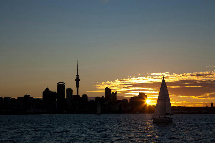 帆船,无人,家,高楼大厦,横图,全景,室外,白天,正面,度假,海浪,海洋,美景,日落,天际线,城市风光,标志建筑,城市,大厦,地标,建筑,摩天大楼,船,新西兰,一艘,波纹,飞溅,溅,液体,房屋,屋子,景观,浪花,水滴,晚霞,霞光,落日,建筑群,塔,背光,娱乐,建设,楼房,住宅,水珠,水纹,海水,黄昏,船尾波,交通工具,波浪,享受,休闲,景色,彩霞,放松,喷洒,载具,大洋洲,逆光,海景,奥克兰,纽西兰,长白云之乡,新西兰北岛,夕照,薄暮,奥克兰区,奥克兰市,风帆之都,天空塔,天空之塔,大海,风浪,海,海水的波动,近岸浪,涌浪,夕阳,彩图,傍晚,房子,大楼,高层建筑,高楼,摩天楼,斜阳