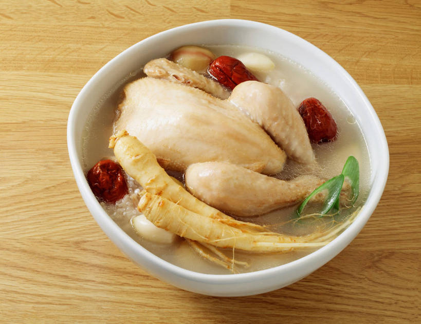 无人,横图,俯视,室内,特写,白天,烹饪,植物,餐桌,桌子,人参,阴影,朦胧,模糊,反射,木制,影子,陶瓷,鸡肉,肉,汤,料理,食品,草药,药草,陶瓷制品,韩式,菜肴,美食,肉类,中药,食物,一个,木制品,容器,碗,佳肴,单个,餐台,储藏,储存,韩国料理,药材,中草药,肉食,韩国菜,韩式料理,鸡汤,中药材,本草,百尺杵,海腴,皱面还丹,人衔,参,彩图,高角度拍摄,贮存,参鸡汤