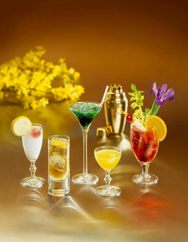 无人,竖图,室内,白天,正面,餐桌,桌子,柠檬,杯子,水果,五个,许多,阴影,朦胧,模糊,新鲜,盛开,反射,高脚杯,影子,生食,食品,果实,酒类,花蕾,文化,玻璃制品,酒,花,花瓣,花朵,鲜花,食物,饮料,黄色,酒杯,鸡尾酒,花苞,花蕊,调酒,摄影,有机食品,绿色食品,影棚,褐色背景,餐台,创造,想象,鸡尾酒杯,玻璃杯,益母果,柠檬片,柠果,彩图,影棚拍摄,拍摄