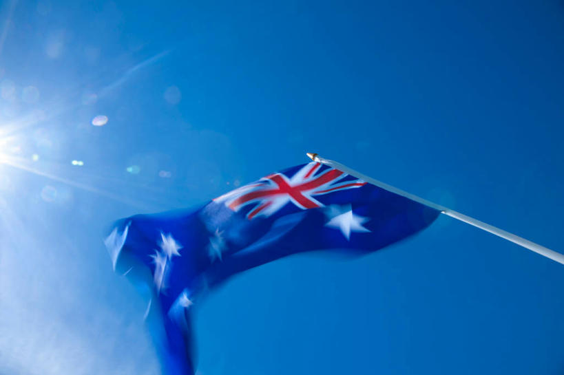 无人,横图,室外,特写,白天,仰视,太阳,旗帜,国旗,一面,阴影,朦胧,梦幻,模糊,漂浮,飘扬,发光,光束,光线,影子,云,星星,云朵,光亮,飘落,云彩,红色,蓝色,白色,白云,蓝天,天空,阳光,英国国旗,天,星形,晴朗,米字旗,未来,发亮,憧憬,飘零,旗,晴空,彩图,低角度拍摄,镜头光晕,透镜闪耀,眩光,澳大利亚国旗