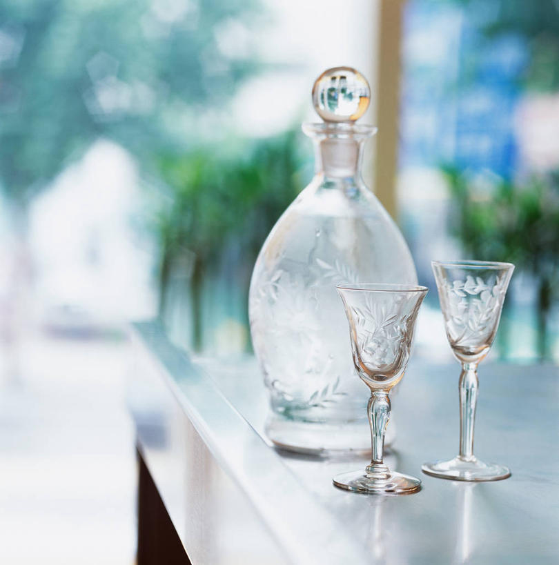 无人,竖图,室内,白天,正面,餐桌,桌子,杯子,阴影,朦胧,模糊,反射,高脚杯,影子,红酒杯,玻璃制品,两个,一个,玻璃瓶,酒杯,瓶子,单个,餐台,葡萄酒杯,玻璃杯,彩图