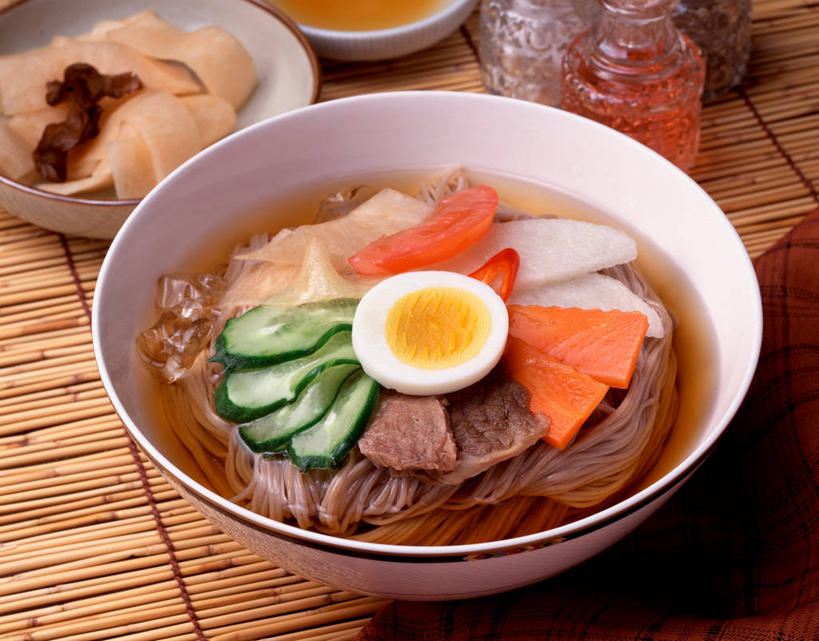 面食,面条,无人,横图,俯视,室内,特写,白天,烹饪,中餐,餐桌,桌子,萝卜,胡萝卜,黄瓜,蔬菜,一堆,切开,阴影,堆叠,堆积,新鲜,反射,席子,影子,陶瓷,蛋,鸡蛋,面,肉,汤,料理,食品,陶瓷制品,冷面,半个,菜肴,美食,肉类,食物,一个,容器,碗,切,一半,中式,佳肴,有机食品,绿色食品,单个,餐台,储藏,堆,草席,储存,黄萝卜,番萝卜,剖面,肉食,切面,草鸡蛋,卵,青瓜,胡瓜,红萝卜,甘荀,彩图,高角度拍摄,丁香萝卜,胡芦菔金,本鸡蛋,笨鸡蛋,柴鸡蛋,山鸡蛋,土鸡蛋,金笋,朝鲜冷面,贮存