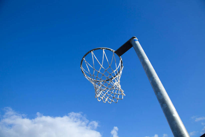 无人,横图,室外,白天,仰视,阴影,光线,影子,柱子,云,云朵,云彩,一个,蓝色,白云,蓝天,天空,阳光,天,篮球网,晴朗,单个,篮球板,晴空,彩图,低角度拍摄