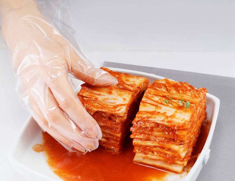 泡菜,东方人,手,一个人,横图,俯视,室内,特写,白天,白色背景,烹饪,餐桌,桌子,蔬菜,餐具,亚洲,仅一个男性,仅一个人,一堆,阴影,堆叠,堆积,新鲜,反射,碟子,盘,影子,大白菜,调料,酱料,酱汁,佐料,料理,食品,调味品,韩式,调味料,黄种人,白菜,酱,菜肴,美食,食物,仅一个年轻男性,一个,红色,白色,灰色,盘子,手套,碟,手部,搭,摄影,佳肴,有机食品,绿色食品,影棚,单个,餐台,堆,单手,搭着,韩国料理,韩国菜,韩式料理,韩国泡菜,结球白菜,胶菜,男人,男性,年轻男性,亚洲人,半身,彩图,高角度拍摄,影棚拍摄,拍摄,一次性手套,黄芽白