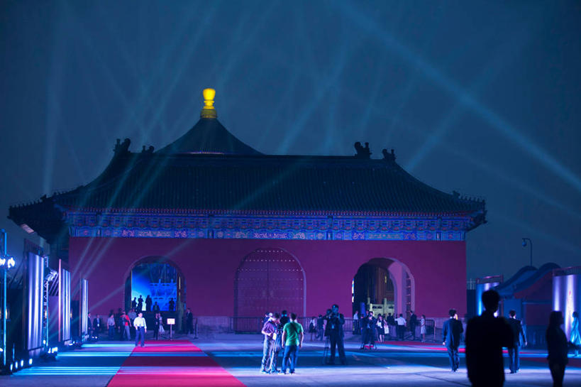 东方人,背部,天坛,寺庙,走,横图,室外,白天,正面,旅游,度假,名胜古迹,地毯,标志建筑,地标,建筑,照明,北京,中国,亚洲,行人,游客,游人,阴影,服装,节日,朦胧,模糊,遗迹,装饰,编织,光线,瓦片,影子,手工艺品,墙,屋顶,屋檐,灯光,织物,首都,许多人,燃烧,顶棚,休闲装,黄种人,古迹,文化,文物,娱乐,建设,古建筑,檐,路人,旅客,墙壁,墙面,灯,衣服,红色,黑色,香火,工艺品,灯具,庙宇,祈祷,祈福,一群人,享受,休闲,健康,休闲服,旅游胜地,放松,许愿,宗教,服饰,探照灯,信仰,纪念,华丽,修饰,祈求,照亮,点缀,照明设备,祭天,古文明,东亚,中华人民共和国,东城区,北京市,京,北平,华北地区,天坛公园,衬托,美观,雅致,雅观,北京天坛,过客,平安,男人,男性,年轻男性,年轻女性,女人,女性,亚洲人,步行,散步,走路,半身,彩图,庙,寺,永定门内大街