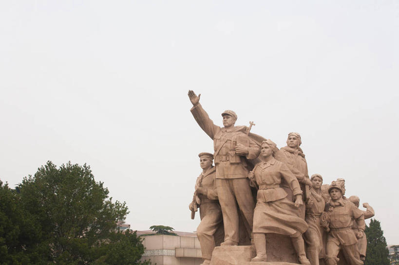 东方人,无人,站,举,横图,室外,白天,仰视,制服,旅游,度假,植物,标志建筑,地标,建筑,帽子,雕塑,北京,天安门广场,中国,亚洲,阴影,艺术,装饰,光线,雕刻,雕像,影子,首都,许多人,注视,黄种人,娱乐,建设,树,树木,衣服,绿色,天空,阳光,自然,工艺品,天,观察,看,托,站着,一群人,享受,休闲,旅游胜地,放松,军帽,生长,成长,观看,纪念,军人,美术,察看,军装,关注,主题,军服,陈列,东亚,中华人民共和国,东城区,北京市,京,北平,华北地区,毛主席纪念堂,功能,美学,男人,男性,女人,女性,中年男性,中年女性,亚洲人,举起,举手,举着,向上举,向上伸,向上托,站立,半身,彩图,低角度拍摄,拟人