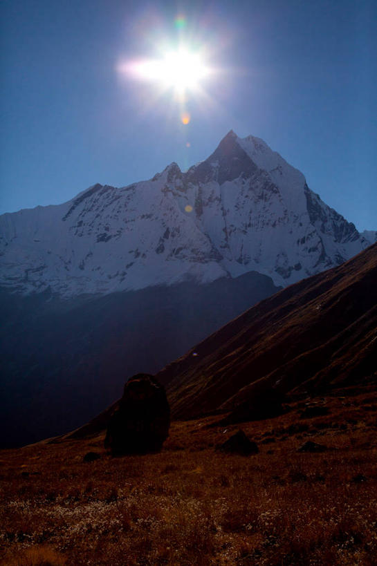 无人,竖图,室外,白天,仰视,旅游,度假,石头,美景,山,太阳,雪,雪山,大雪,尼泊尔,亚洲,阴影,梦幻,发光,光束,光线,石子,影子,冰,积雪,景观,山峰,雪景,冬季,冬天,光亮,山峦,娱乐,蓝色,蓝天,天空,阳光,自然,天,享受,休闲,景色,放松,寒冷,晴朗,冰冷,未来,发亮,自然风光,南亚,憧憬,万里无云,安纳普尔纳峰,尼泊尔王国,严寒,冰凉,酷寒,凛冽,凛凛,极冷,库塘峰,石块,岩石,晴空,晴空万里,彩图,低角度拍摄,镜头光晕,透镜闪耀,眩光,鱼尾峰