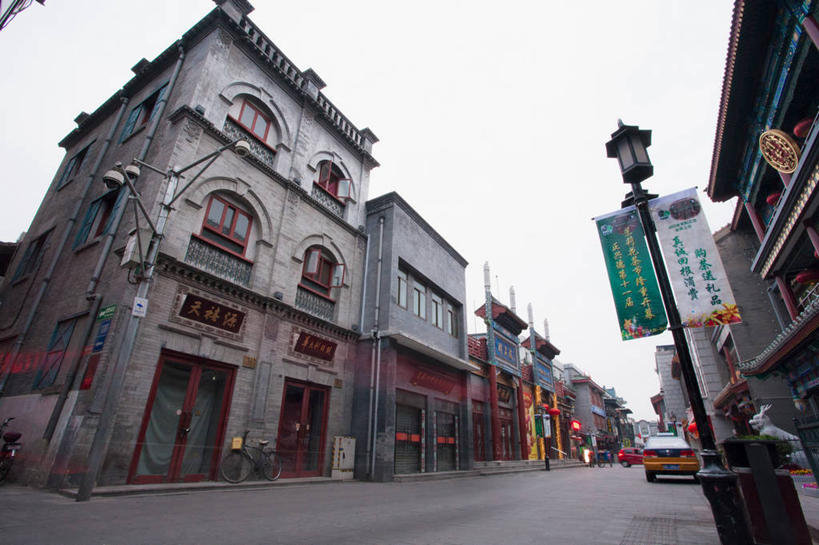 东方人,家,商店,走,横图,室外,白天,仰视,度假,美景,窗户,门,城市风光,城市,旗帜,照明,北京,中国,亚洲,一排,许多,行人,游客,游人,阴影,服装,整齐,光线,灯笼,影子,纸灯笼,房屋,墙,屋子,景观,褐色,首都,很多,许多人,休闲装,黄种人,娱乐,旗子,商铺,楼房,路人,旅客,玻璃窗,墙壁,墙面,住宅,排列,衣服,红色,天空,阳光,灯具,门框,天,一群人,享受,休闲,休闲服,景色,放松,服饰,照亮,照明设备,队列,东亚,中华人民共和国,北京市,京,北平,华北地区,西城区,旌旗,旗号,市肆,商号,过客,男人,男性,年轻男性,年轻女性,女人,女性,亚洲人,步行,散步,走路,半身,彩图,低角度拍摄,房子,店铺,大栅栏,大栅栏街