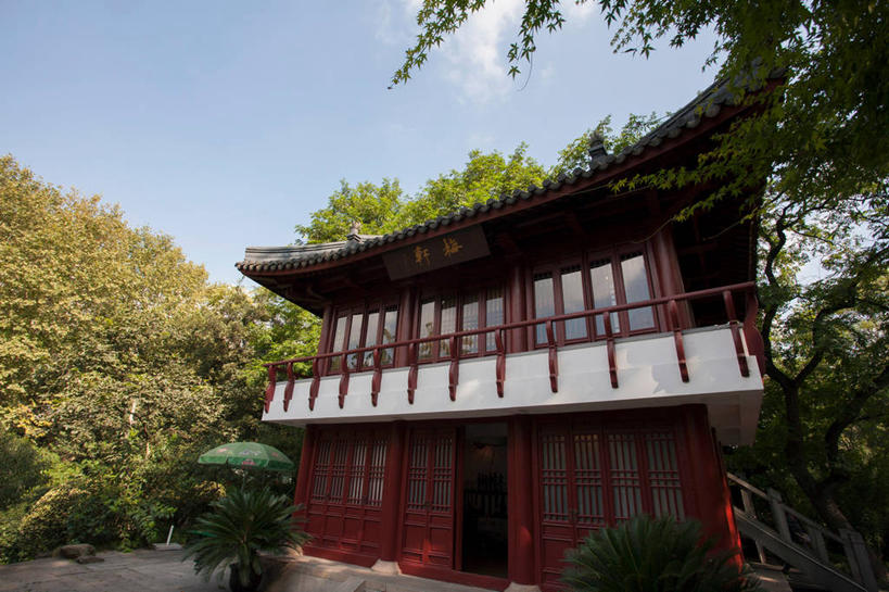 无人,公园,家,栏杆,横图,室外,白天,仰视,旅游,度假,草地,草坪,植物,窗户,门,标志建筑,地标,建筑,上海,中国,亚洲,阴影,光线,瓦片,影子,房屋,墙,屋顶,屋檐,屋子,云,云朵,围栏,云彩,顶棚,娱乐,建设,虹口区,护栏,楼房,檐,玻璃窗,墙壁,墙面,住宅,草,树,树木,红色,蓝色,绿色,白云,蓝天,天空,阳光,自然,门框,天,享受,休闲,旅游胜地,放松,生长,晴朗,成长,申,东亚,上海市,四川北路,中华人民共和国,沪,华东地区,晴空,彩图,低角度拍摄,房子,虹口公园,鲁迅公园,上海鲁迅公园