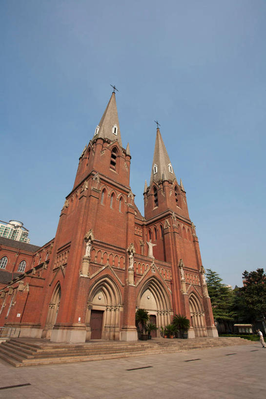 无人,教堂,竖图,室外,白天,仰视,旅游,度假,名胜古迹,植物,门,标志建筑,地标,建筑,上海,中国,亚洲,阴影,节日,遗迹,光线,瓦片,影子,墙,屋顶,屋檐,褐色,顶棚,古迹,文化,文物,娱乐,建设,古建筑,檐,墙壁,墙面,树,树木,蓝色,绿色,蓝天,天空,阳光,自然,门框,天,祈祷,享受,休闲,健康,旅游胜地,放松,许愿,宗教,信仰,生长,晴朗,成长,纪念,祈求,申,信念,古文明,东亚,徐家汇天主堂,徐汇区,上海市,万里无云,中华人民共和国,沪,华东地区,平安,晴空,晴空万里,彩图,低角度拍摄,大教堂,礼拜堂,圣依纳爵堂,圣依纳爵主教座堂,徐家汇大教堂