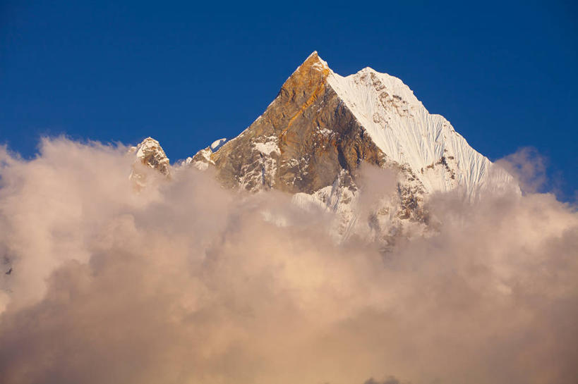 无人,横图,室外,白天,正面,旅游,度假,石头,美景,山,雪,雪山,大雪,尼泊尔,亚洲,阴影,光线,石子,影子,冰,积雪,景观,山峰,悬崖,雪景,云,云朵,冬季,冬天,山峦,云彩,娱乐,蓝色,白云,蓝天,天空,阳光,自然,天,享受,休闲,景色,放松,寒冷,晴朗,冰冷,自然风光,南亚,安纳普尔纳峰,尼泊尔王国,严寒,冰凉,酷寒,凛冽,凛凛,极冷,绝壁,库塘峰,石块,岩石,晴空,彩图,鱼尾峰