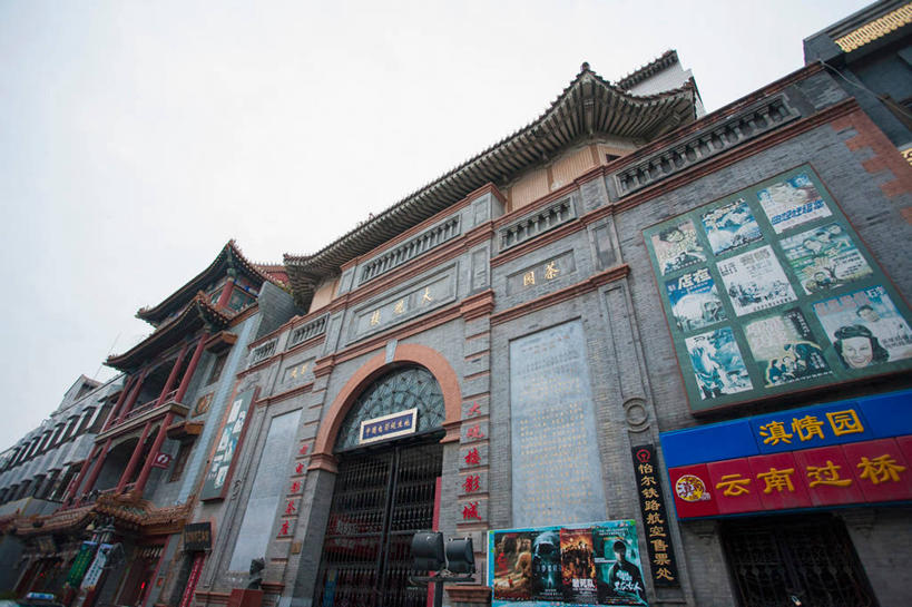 无人,家,横图,室外,白天,仰视,旅游,度假,楼梯,标志建筑,地标,电影院,建筑,剧院,北京,中国,亚洲,瓦片,房屋,阶梯,屋顶,屋檐,屋子,乌云,云,阴天,云朵,首都,云彩,顶棚,娱乐,建设,楼房,檐,台阶,住宅,天空,天,享受,休闲,旅游胜地,放松,昏暗,阴沉,东亚,中华人民共和国,北京市,京,北平,华北地区,西城区,彩图,低角度拍摄,房子,剧场,影院,大栅栏,大栅栏街,大观楼影城