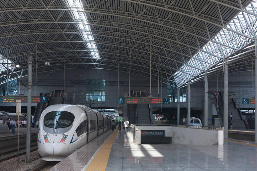 无人,火车站,横图,室内,白天,正面,度假,显示器,美景,窗户,城市风光,城市,车站,上海,中国,亚洲,一辆,一排,阴影,整齐,并列,并排,光线,屏幕,影子,柱子,天窗,景观,站台,娱乐,显示屏,月台,玻璃窗,架子,车,排列,白色,阳光,交通工具,上海站,享受,休闲,景色,放松,支撑,固定,申,队列,载具,平行,动车,输出设备,东亚,上海火车站,上海市,中华人民共和国,沪,华东地区,闸北区,彩图,铁路车站,铁路站