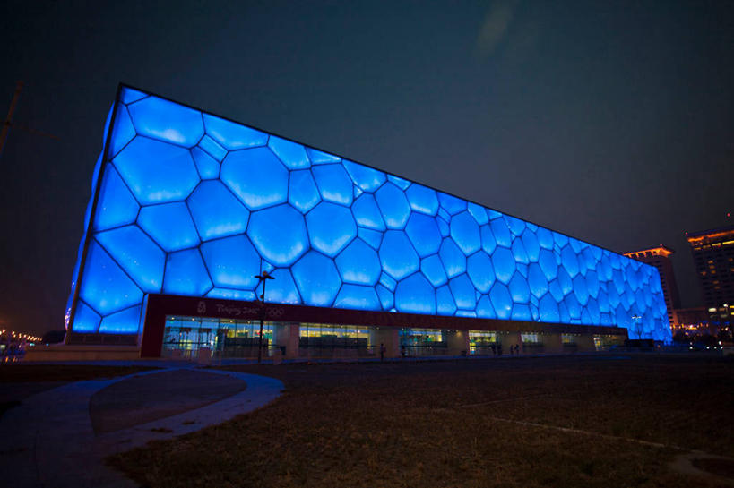 无人,体育馆,游泳池,公园,横图,彩色,室外,夜晚,仰视,旅游,度假,水,标志建筑,道路,地标,建筑,路,霓虹灯,夜景,北京,中国,亚洲,阴影,光线,影子,墙,水池,水面,小路,灯光,七彩,交通,首都,娱乐,光源,建设,泳池,霓虹,墙壁,墙面,灯,蓝色,自然,享受,休闲,旅游胜地,放松,游泳馆,照明设备,东亚,中华人民共和国,北京市,京,北平,华北地区,朝阳区,氖灯,彩图,低角度拍摄,北京奥林匹克公园,国家游泳中心,水立方