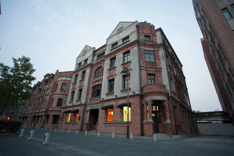 无人,家,横图,室外,白天,仰视,旅游,度假,建材,植物,标志建筑,道路,地标,建筑,路,公路,上海,中国,亚洲,材料,砖,砖块,房屋,墙,屋子,乌云,云,阴天,云朵,褐色,交通,云彩,娱乐,建设,圆明园路,楼房,墙壁,墙面,住宅,树,树木,绿色,天空,自然,天,享受,休闲,砖头,旅游胜地,放松,建造,生长,成长,申,昏暗,阴沉,黄浦区,外滩源,圆明园公寓,东亚,上海市,中华人民共和国,沪,华东地区,石料,马路,彩图,低角度拍摄,房子,砌墙砖