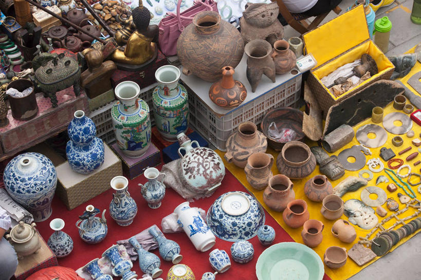 无人,商店,横图,俯视,室内,特写,白天,静物,花瓶,雕塑,北京,中国,亚洲,一排,许多,阴影,艺术,整齐,装饰,并列,并排,反射,雕刻,雕像,罐子,影子,陶瓷,陶瓷制品,首都,很多,商铺,排列,瓶子,工艺品,纪念,美术,队列,主题,平行,陈列,东亚,中华人民共和国,北京市,京,北平,华北地区,朝阳区,功能,美学,市肆,商号,彩图,高角度拍摄,店铺,北京潘家园旧货市场,潘家园街道,潘家园旧货市场