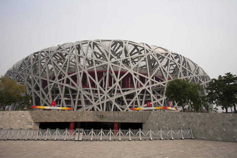 无人,体育馆,栏杆,运动场,横图,室外,白天,仰视,旅游,度假,植物,标志建筑,地标,建筑,北京,中国,亚洲,鸟巢,乌云,云,阴天,云朵,围栏,首都,云彩,娱乐,建设,体育场,护栏,架子,树,树木,绿色,天空,自然,天,享受,休闲,旅游胜地,放松,生长,成长,支撑,固定,昏暗,阴沉,东亚,国家体育场,中华人民共和国,北京市,京,北平,华北地区,朝阳区,运动馆,彩图,低角度拍摄,北京奥林匹克公园