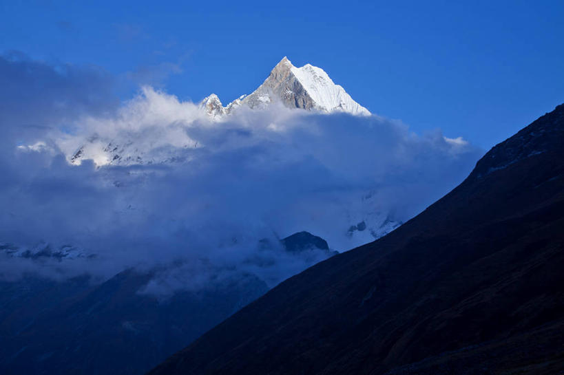无人,横图,室外,白天,正面,旅游,度假,美景,山,雪,雪山,大雪,尼泊尔,亚洲,阴影,光线,影子,冰,积雪,景观,山峰,雪景,云,云朵,冬季,冬天,山峦,云彩,娱乐,蓝色,白云,蓝天,天空,阳光,自然,天,享受,休闲,景色,放松,寒冷,晴朗,冰冷,自然风光,南亚,安纳普尔纳峰,尼泊尔王国,严寒,冰凉,酷寒,凛冽,凛凛,极冷,库塘峰,晴空,彩图,鱼尾峰