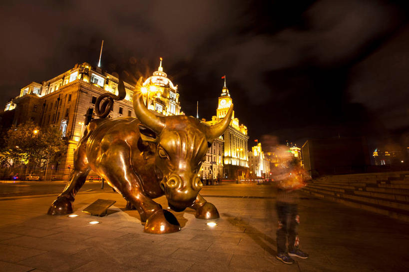 无人,家,横图,室外,夜晚,仰视,旅游,度假,标志建筑,道路,地标,建筑,路,夜景,牛,雕塑,上海,中国,亚洲,阴影,艺术,装饰,时间,光线,雕刻,雕像,时钟,影子,房屋,屋子,小路,钟楼,灯光,交通,计时,娱乐,建设,楼房,住宅,一个,动物,工艺品,钟表,享受,休闲,表,旅游胜地,家畜,放松,牲畜,单个,纪念,美术,申,主题,陈列,黄浦区,东亚,上海海关大楼,海关大楼,中山东一路,上海市,中华人民共和国,沪,华东地区,功能,美学,塔钟,钟,彩图,低角度拍摄,全身,房子