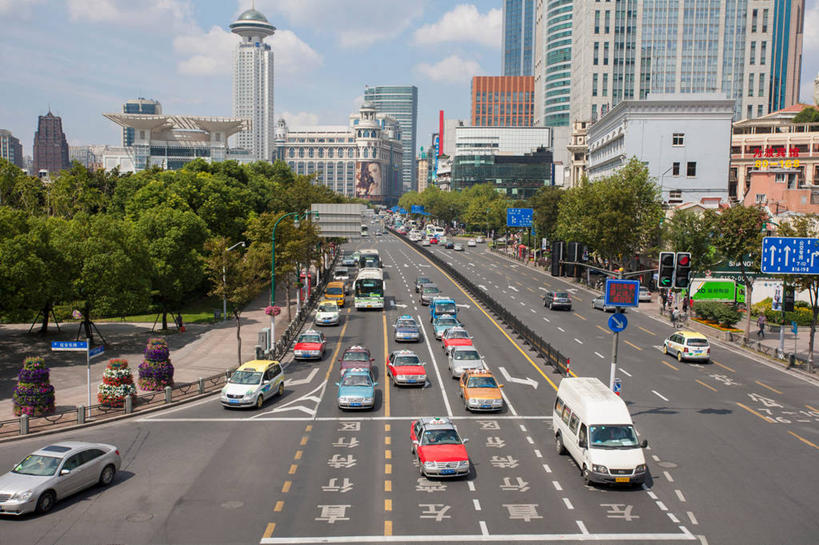 无人,家,高楼大厦,横图,俯视,室外,白天,旅游,度假,安全,植物,标志建筑,大厦,道路,地标,建筑,路,摩天大楼,指示牌,公路,汽车,上海,中国,亚洲,一排,许多,阴影,整齐,并列,并排,光线,标志,路标,文字,影子,字符,房屋,屋子,云,云朵,红绿灯,分界线,停车线,信号灯,交通,很多,云彩,娱乐,标识,建设,楼房,路牌,住宅,车,树,树木,排列,蓝色,绿色,白云,蓝天,天空,阳光,自然,交通工具,轿车,人民广场,天,享受,休闲,汉字,旅游胜地,放松,警示,上海城市规划馆,生长,晴朗,成长,车行道,车行道分界线,申,队列,提示,中文,载具,标线,平行,流通,黄浦区,上海新世界丽笙大酒店,东亚,车行线,上海城市规划展示馆,上海市,交通信号灯,行人信号灯,中华人民共和国,沪,华东地区,国文,华文,上海人民广场,晴空,马路,彩图,高角度拍摄,房子,大楼,高层建筑,高楼,摩天楼